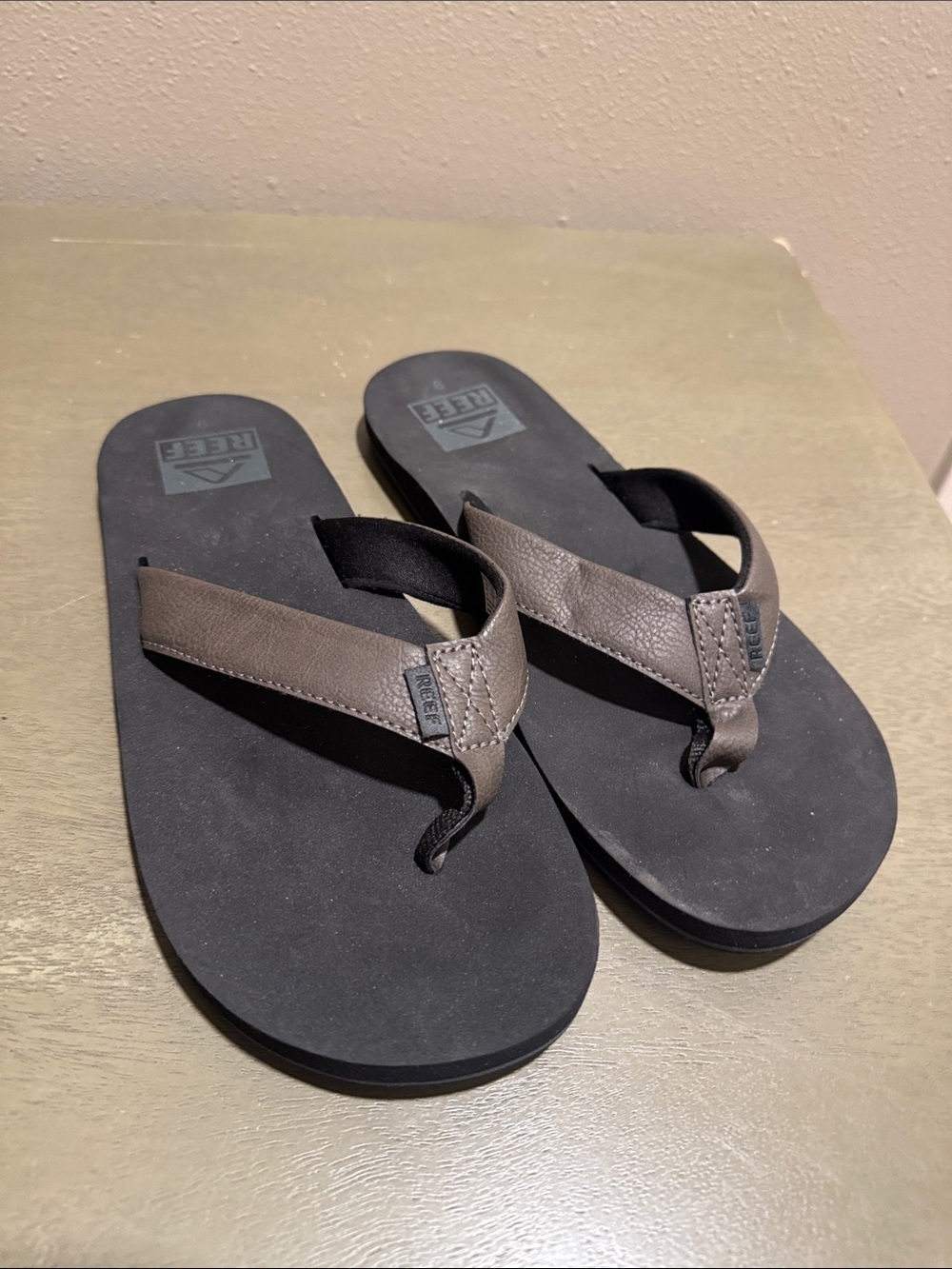 Reef Brown Strap Flip Flops with Black Footbed size 9